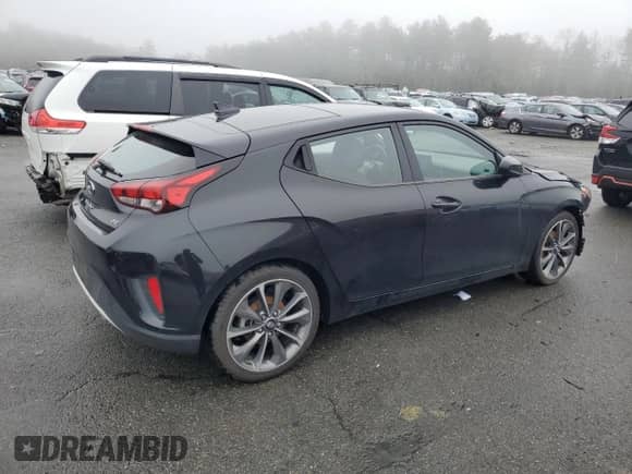 ✅ 2020 Hyundai Veloster 2.0 • VIN: KMHTG6AF3LU027765 • Lot: 47357885. Wystawiony na Copart z przebiegiem 64 235 mil mil. Skorzystaj z bezpłatnego archiwum sprzedaży aukcyjnych z USA i zobacz szczegółowy raport historii pojazdu na DreamBid. Zdjęcie 3.
