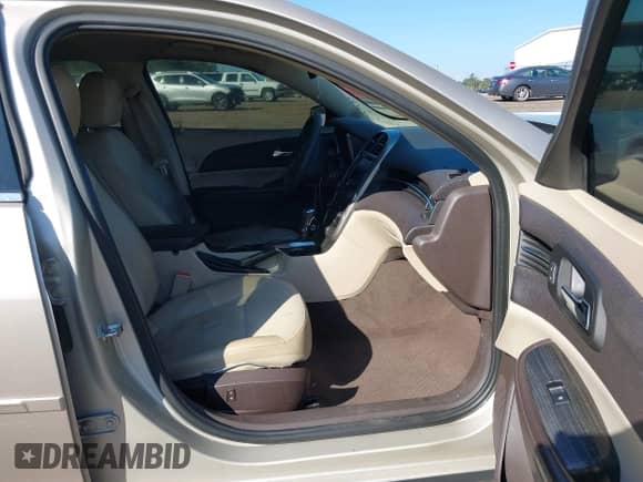 2015 Chevrolet Malibu LT z VIN 1G11C5SL8FF261312, wystawiony jako IAAI lot #43318360 z przebiegiem 294 932 mil mil oraz . Historia ofert i sprzedaży dostępna na DreamBid. Obrazek 5.