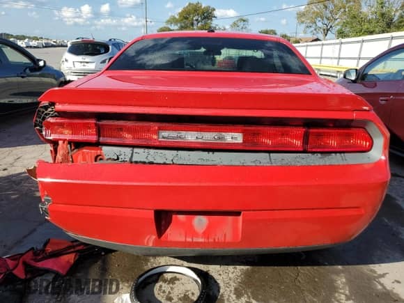 2009 Dodge Challenger SE z VIN 2B3LJ44VX9H604799, wystawiony jako Copart lot #71944444 z przebiegiem 210 843 mil mil oraz Szkoda całkowita • Salvage title. Historia ofert i sprzedaży dostępna na DreamBid. Obrazek 6.