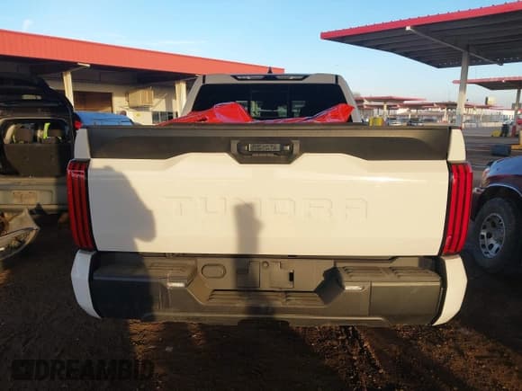 ✅ 2025 Toyota Tundra SR • VIN: 5TFKB5AA1SX048933 • Lot: 43684190. Listed on IAAI with 9,895 mi. Free auction sales archive from the USA and detailed vehicle history report at DreamBid. Image 17.