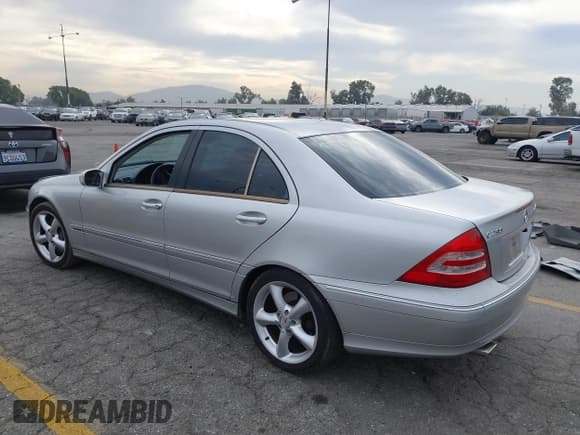 ✅ 2004 Mercedes-Benz C 230 Kompressor • VIN: WDBRF40J14A640366 • Lot: 43635106. Wystawiony na IAAI z przebiegiem 177 263 mil. Bezpłatny archiwum sprzedaży aukcyjnych z USA i szczegółowy raport historii pojazdu na DreamBid. Zdjęcie 3.