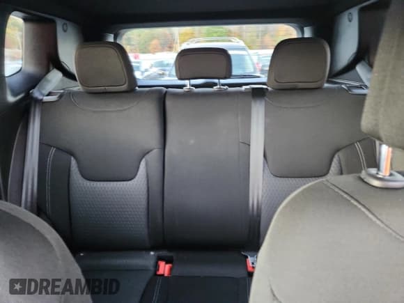 ✅ 2021 Jeep Renegade Latitude • VIN: ZACNJDBB6MPM75898 • Lot: 82727755. Wystawiony na Copart z przebiegiem 71 737 mil. Bezpłatny archiwum sprzedaży aukcyjnych z USA i szczegółowy raport historii pojazdu na DreamBid. Zdjęcie 10.