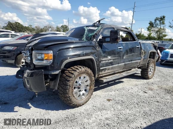 ✅ 2019 GMC Sierra 2500HD Denali • VIN: 1GT12SEY7KF222351 • Lot: 82711355. Listed on Copart with 121,904 mi. Free auction sales archive from the USA and detailed vehicle history report at DreamBid. Image 1.