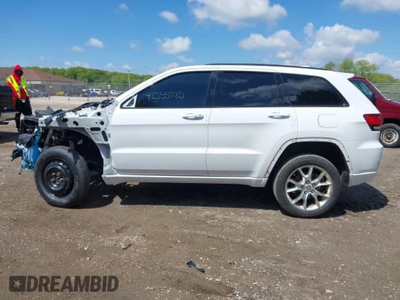 ✅ 2019 Jeep Grand Cherokee Upland • VIN: 1C4RJFAG4KC566506 • Lot: 42355720. Listed on IAAI with 127,141 mi. Free auction sales archive from the USA and detailed vehicle history report at DreamBid. Image 13.