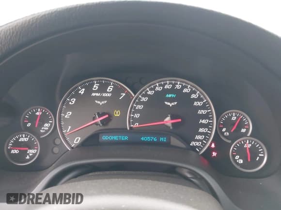 ✅ 2005 Chevrolet Corvette • VIN: 1G1YY24U355136792 • Lot: 43583636. Wystawiony na IAAI z przebiegiem 40 576 mil. Bezpłatny archiwum sprzedaży aukcyjnych z USA i szczegółowy raport historii pojazdu na DreamBid. Zdjęcie 7.