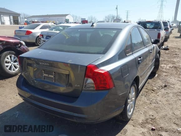 ✅ 2008 Volvo S40 2.4L • VIN: YV1MS382682405793 • Lot: 41822112. Wystawiony na IAAI z przebiegiem 142 918 mil. Bezpłatny archiwum sprzedaży aukcyjnych z USA i szczegółowy raport historii pojazdu na DreamBid. Zdjęcie 4.