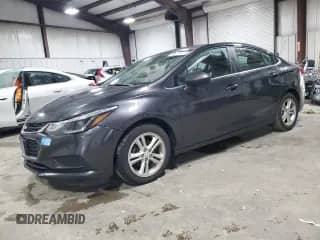 2017 Chevrolet Cruze LT z VIN 1G1BE5SM7H7131865, wystawiony jako Copart lot #85877425 z przebiegiem 144 207 mil mil oraz Szkoda całkowita • Salvage title. Historia ofert i sprzedaży dostępna na DreamBid. Obrazek 1.