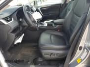 ✅ 2024 Toyota RAV4 XLE Premium • VIN: 2T3C1RFVXRC298777 • Лот: 90876835. Опубликован ранее на Copart с пробегом 22 050 миль. Бесплатный доступ к архиву аукционных продаж из США и подробный отчёт об истории автомобиля на DreamBid. Изображение 7.