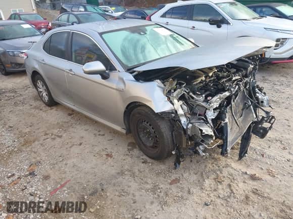 2020 Toyota Camry Hybrid LE z VIN 4T1C31AK0LU524185, wystawiony jako IAAI lot #43334178 z przebiegiem 241 680 mil mil oraz . Historia ofert i sprzedaży dostępna na DreamBid. Obrazek 1.