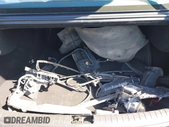 ✅ 2015 Hyundai Genesis 3.8L • VIN: KMHGN4JEXFU017225 • Lot: 43523247. Wystawiony na IAAI z przebiegiem 87 630 mil. Bezpłatny archiwum sprzedaży aukcyjnych z USA i szczegółowy raport historii pojazdu na DreamBid. Zdjęcie 18.