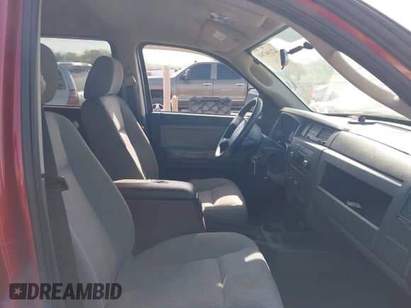 2008 Dodge Dakota SXT z VIN 1D7HW38K48S522497, wystawiony jako IAAI lot #42104761 z przebiegiem 244 129 mil mil oraz . Historia ofert i sprzedaży dostępna na DreamBid. Obrazek 5.