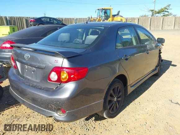 ✅ 2010 Toyota Corolla S • VIN: 1NXBU4EE9AZ182148 • Lot: 43521724. Wystawiony na IAAI z przebiegiem 238 951 mil. Bezpłatny archiwum sprzedaży aukcyjnych z USA i szczegółowy raport historii pojazdu na DreamBid. Zdjęcie 4.