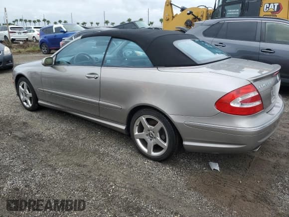 ✅ 2005 Mercedes-Benz CLK 500 • VIN: WDBTK75G35T044178 • Lot: 73940824. Wystawiony na Copart z przebiegiem Nie podano. Bezpłatny archiwum sprzedaży aukcyjnych z USA i szczegółowy raport historii pojazdu na DreamBid. Zdjęcie 2.