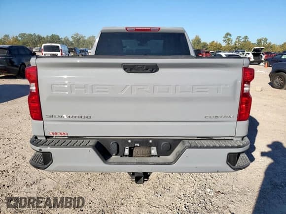 ✅ 2025 Chevrolet Silverado 1500 Custom • VIN: 1GCRABEK0SZ251397 • Lot: 91629495. Wystawiony na Copart z przebiegiem 5 794 mil. Bezpłatny archiwum sprzedaży aukcyjnych z USA i szczegółowy raport historii pojazdu na DreamBid. Zdjęcie 6.