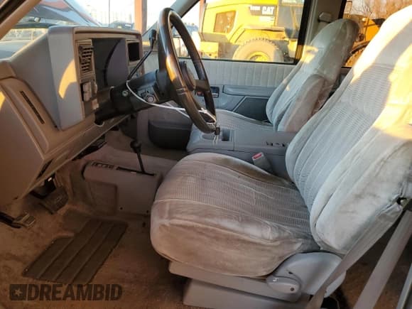 ✅ 1993 GMC Suburban • VIN: 1GKFK16KXPJ742708 • Lot: 84293994. Wystawiony na Copart z przebiegiem 162 477 mil. Bezpłatny archiwum sprzedaży aukcyjnych z USA i szczegółowy raport historii pojazdu na DreamBid. Zdjęcie 7.