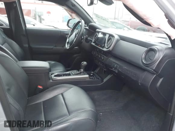 ✅ 2019 Toyota Tacoma SR5 • VIN: 3TMDZ5BNXKM057710 • Lot: 42061769. Wystawiony na IAAI z przebiegiem 82 575 mil. Bezpłatny archiwum sprzedaży aukcyjnych z USA i szczegółowy raport historii pojazdu na DreamBid. Zdjęcie 5.