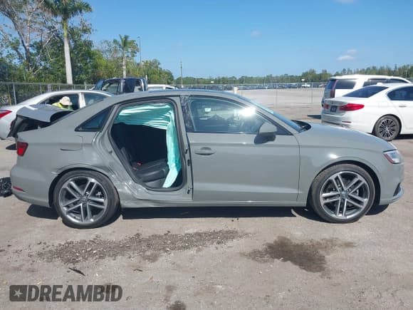 ✅ 2020 Audi A3 Premium • VIN: WAUAUGFFXLA002962 • Lot: 42138035. Wystawiony na IAAI z przebiegiem 22 456 mil. Bezpłatny archiwum sprzedaży aukcyjnych z USA i szczegółowy raport historii pojazdu na DreamBid. Zdjęcie 14.