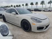 ✅ 2023 Porsche Panamera • VIN: WP0AH2A70PL139039 • Lot: 76621564. Wystawiony na Copart z przebiegiem 7 844 mil. Bezpłatny archiwum sprzedaży aukcyjnych z USA i szczegółowy raport historii pojazdu na DreamBid. Zdjęcie 4.