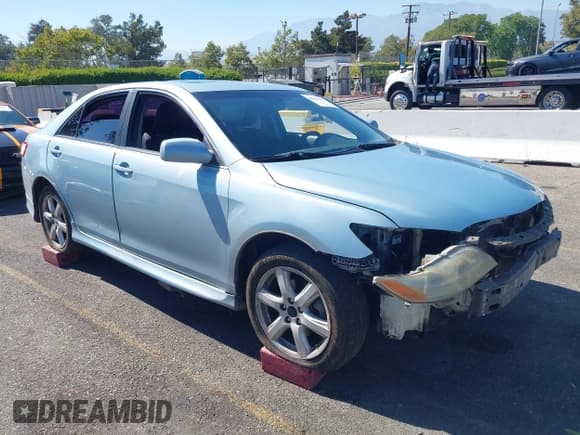 ✅ 2007 Toyota Camry CE • VIN: 4T1BE46K17U654983 • Lot: 42851336. Wystawiony na IAAI z przebiegiem 323 579 mil. Bezpłatny archiwum sprzedaży aukcyjnych z USA i szczegółowy raport historii pojazdu na DreamBid. Zdjęcie 1.