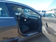 ✅ 2019 Tesla Model 3 Long Range • VIN: 5YJ3E1EB7KF386323 • Lot: 43551628. Wystawiony na IAAI z przebiegiem 103 673 mil. Bezpłatny archiwum sprzedaży aukcyjnych z USA i szczegółowy raport historii pojazdu na DreamBid. Zdjęcie 5.