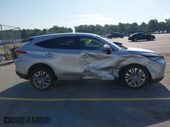 ✅ 2024 Toyota Venza LE • VIN: JTEAAAAH8RJ184540 • Lot: 42576579. Listed on IAAI with 10,606 mi. Free auction sales archive from the USA and detailed vehicle history report at DreamBid. Image 13.