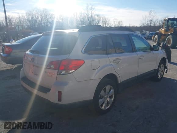 ✅ 2011 Subaru Outback Limited • VIN: 4S4BRBJC2B3385108 • Lot: 43764033. Wystawiony na IAAI z przebiegiem 191 616 mil. Bezpłatny archiwum sprzedaży aukcyjnych z USA i szczegółowy raport historii pojazdu na DreamBid. Zdjęcie 4.