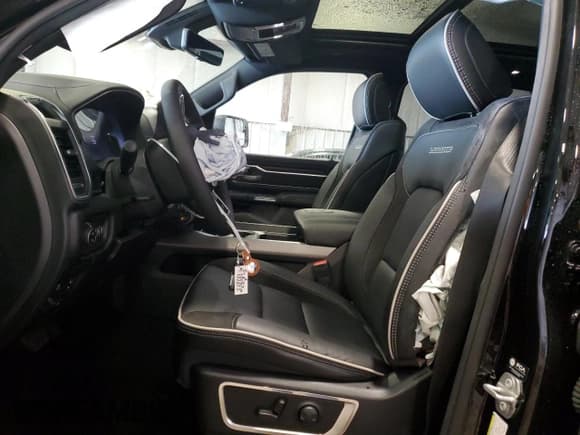 ✅ 2025 Ram 1500 Laramie • VIN: 1C6SRFRP4SN627251 • Lot: 60502875. Wystawiony na Copart z przebiegiem 1 381 mil. Bezpłatny archiwum sprzedaży aukcyjnych z USA i szczegółowy raport historii pojazdu na DreamBid. Zdjęcie 7.