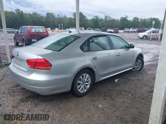 ✅ 2013 Volkswagen Passat Wolfsburg Edition • VIN: 1VWAH7A3XDC042630 • Лот: 42944119. Опубликован ранее на IAAI с пробегом 170 816 миль. Бесплатный доступ к архиву аукционных продаж из США и подробный отчёт об истории автомобиля на DreamBid. Изображение 4.