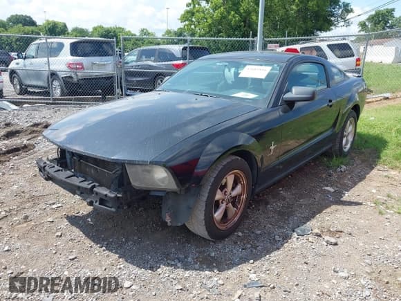 ✅ 2007 Ford Mustang Deluxe • VIN: 1ZVHT80N375243333 • Lot: 42685816. Wystawiony na IAAI z przebiegiem 199 311 mil. Bezpłatny archiwum sprzedaży aukcyjnych z USA i szczegółowy raport historii pojazdu na DreamBid. Zdjęcie 2.