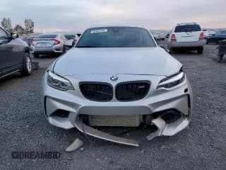 ✅ 2018 BMW M2 • VIN: WBS1J5C55JVA12540 • Lot: 39402763. Wystawiony na Copart z przebiegiem 23 339 mil. Bezpłatny archiwum sprzedaży aukcyjnych z USA i szczegółowy raport historii pojazdu na DreamBid. Zdjęcie 5.