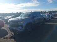 ✅ 2024 Chevrolet Silverado 1500 RST • VIN: 1GCUDEEDXRZ249610 • Lot: 43222359. Wystawiony na IAAI z przebiegiem 40 574 mil. Bezpłatny archiwum sprzedaży aukcyjnych z USA i szczegółowy raport historii pojazdu na DreamBid. Zdjęcie 2.