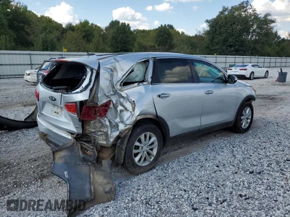 ✅ 2017 Kia Sorento L • VIN: 5XYPG4A32HG188598 • Lot: 85118545. Wystawiony na Copart z przebiegiem 114 168 mil. Bezpłatny archiwum sprzedaży aukcyjnych z USA i szczegółowy raport historii pojazdu na DreamBid. Zdjęcie 3.