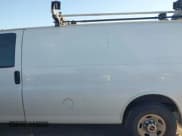 ✅ 2019 GMC Savana Cargo • VIN: 1GTW7AFG9K1326361 • Lot: 43598941. Wystawiony na IAAI z przebiegiem 154 258 mil. Bezpłatny archiwum sprzedaży aukcyjnych z USA i szczegółowy raport historii pojazdu na DreamBid. Zdjęcie 14.