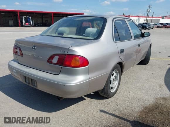 ✅ 2000 Toyota Corolla VE • VIN: 1NXBR12E4YZ305823 • Lot: 43221549. Listed on IAAI with 297,517 mi. Free auction sales archive from the USA and detailed vehicle history report at DreamBid. Image 4.