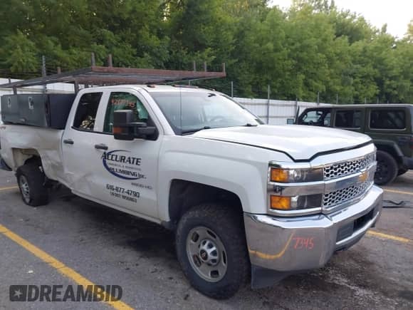 2019 Chevrolet Silverado 2500HD Work Truck z VIN 2GC2KREG1K1180903, wystawiony jako IAAI lot #42877345 z przebiegiem 97 028 mil mil oraz . Historia ofert i sprzedaży dostępna na DreamBid. Obrazek 1.
