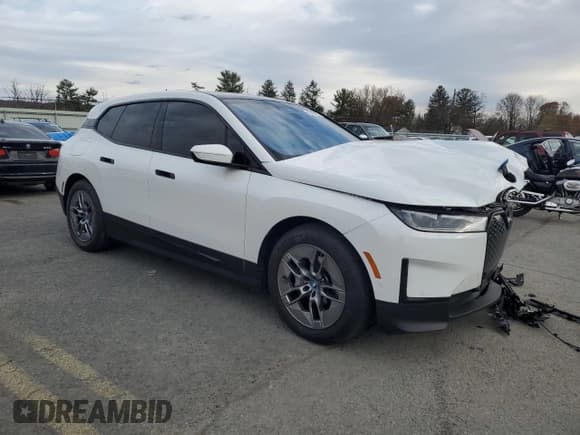 ✅ 2023 BMW iX xDrive50 • VIN: WB523CF03PCL74566 • Lot: 92997495. Wystawiony na Copart z przebiegiem 17 445 mil. Bezpłatny archiwum sprzedaży aukcyjnych z USA i szczegółowy raport historii pojazdu na DreamBid. Zdjęcie 4.