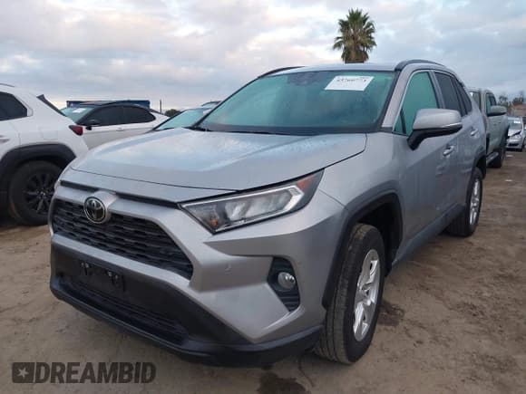 ✅ 2021 Toyota RAV4 XLE Premium • VIN: 2T3C1RFV5MC096681 • Lot: 43760773. Wystawiony na IAAI z przebiegiem 111 100 mil. Bezpłatny archiwum sprzedaży aukcyjnych z USA i szczegółowy raport historii pojazdu na DreamBid. Zdjęcie 2.
