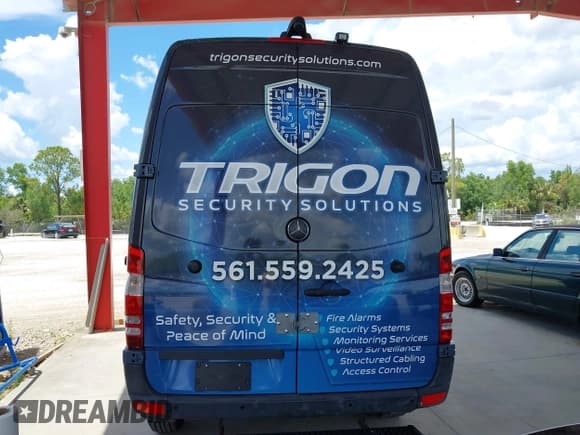 ✅ 2018 Mercedes-Benz Sprinter Cargo Worker • VIN: WD3PE7CD3JP641332 • Lot: 42573084. Wystawiony na IAAI z przebiegiem 74 363 mil. Bezpłatny archiwum sprzedaży aukcyjnych z USA i szczegółowy raport historii pojazdu na DreamBid. Zdjęcie 17.