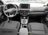 2023 Hyundai Kona SEL z VIN KM8K6CAB5PU956405, wystawiony jako Copart lot #49051073 z przebiegiem 4 058 mil mil oraz . Historia ofert i sprzedaży dostępna na DreamBid. Obrazek 8.