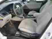 2017 Hyundai Sonata SE z VIN KMHE24L13HA058309, wystawiony jako Copart lot #89882595 z przebiegiem 141 034 mil mil oraz Czysty tytuł • Clean title. Historia ofert i sprzedaży dostępna na DreamBid. Obrazek 7.