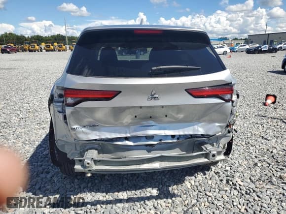✅ 2022 Mitsubishi Outlander ES • VIN: JA4J3TA87NZ018056 • Lot: 83847825. Listed on Copart with 84,340 mi. Free auction sales archive from the USA and detailed vehicle history report at DreamBid. Image 6.