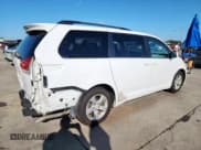✅ 2012 Toyota Sienna LE • VIN: 5TDKK3DC3CS256790 • Лот: 81681175. Опубликован ранее на Copart с пробегом 172 149 миль. Бесплатный доступ к архиву аукционных продаж из США и подробный отчёт об истории автомобиля на DreamBid. Изображение 3.