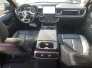 ✅ 2023 Ford Expedition XLT • VIN: 1FMJU1H83PEA59819 • Lot: 63938935. Wystawiony na Copart z przebiegiem 41 495 mil. Bezpłatny archiwum sprzedaży aukcyjnych z USA i szczegółowy raport historii pojazdu na DreamBid. Zdjęcie 8.