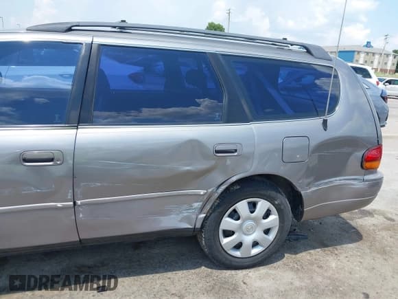 ✅ 1992 Toyota Camry • VIN: 4T1VK12W6NU047357 • Lot: 42593322. Wystawiony na IAAI z przebiegiem 325 406 mil. Bezpłatny archiwum sprzedaży aukcyjnych z USA i szczegółowy raport historii pojazdu na DreamBid. Zdjęcie 18.