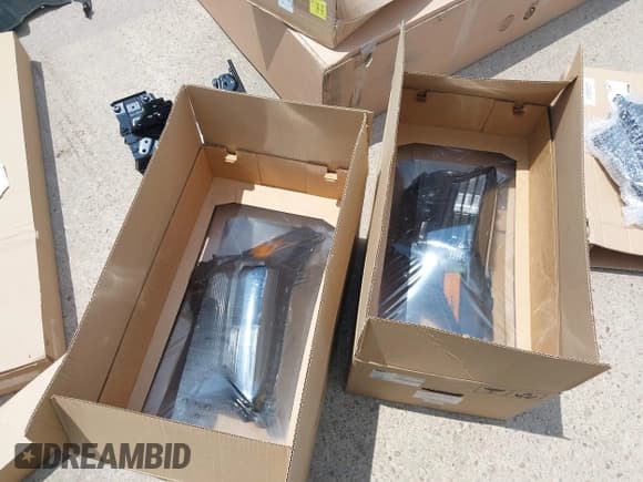 ✅ 2024 Toyota Tacoma SR • VIN: 3TYKD5HN7RT000845 • Lot: 42097772. Wystawiony na IAAI z przebiegiem 9 881 mil. Bezpłatny archiwum sprzedaży aukcyjnych z USA i szczegółowy raport historii pojazdu na DreamBid. Zdjęcie 18.