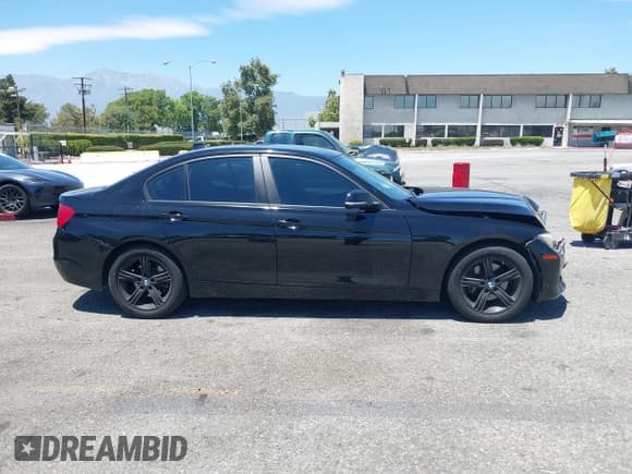 ✅ 2015 BMW 3 Series 320i • VIN: WBA3B1G59FNT02930 • Lot: 42679355. Listed on IAAI with 127,426 mi. Free auction sales archive from the USA and detailed vehicle history report at DreamBid. Image 13.