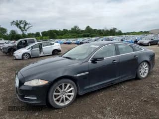 ✅ 2013 Jaguar XJ • VIN: SAJWJ1CD8D8V52463 • Lot: 61772115. Wystawiony na Copart z przebiegiem 123 899 mil. Bezpłatny archiwum sprzedaży aukcyjnych z USA i szczegółowy raport historii pojazdu na DreamBid. Zdjęcie 1.