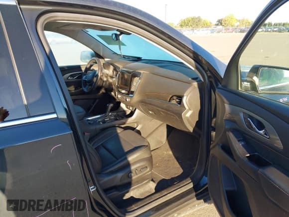 ✅ 2019 Chevrolet Traverse LT • VIN: 1GNEVHKW5KJ219001 • Lot: 43404036. Wystawiony na IAAI z przebiegiem 77 211 mil. Bezpłatny archiwum sprzedaży aukcyjnych z USA i szczegółowy raport historii pojazdu na DreamBid. Zdjęcie 5.