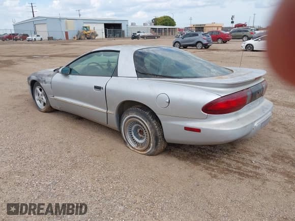 ✅ 1997 Pontiac Firebird Firebird • VIN: 2G2FS22K4V2215146 • Lot: 43234759. Wystawiony na IAAI z przebiegiem Nie podano. Bezpłatny archiwum sprzedaży aukcyjnych z USA i szczegółowy raport historii pojazdu na DreamBid. Zdjęcie 3.