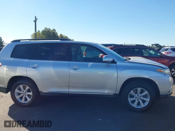 ✅ 2011 Toyota Highlander • VIN: 5TDZK3EHXBS041074 • Lot: 43469210. Listed on IAAI with 208,427 mi. Free auction sales archive from the USA and detailed vehicle history report at DreamBid. Image 13.